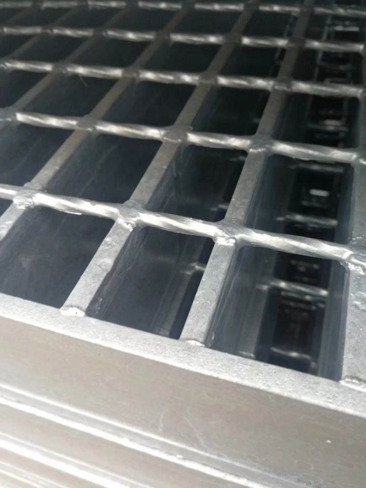 机制钢格栅板和手工钢格栅板的区别